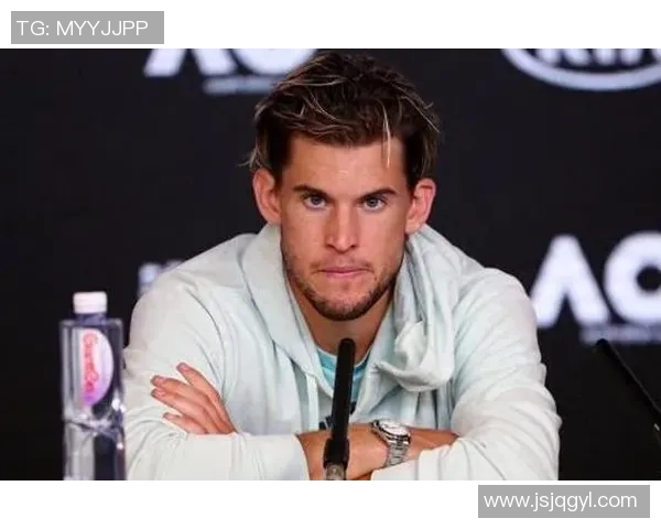 卷发足球明星崭露头角 展现超凡技术与拼搏精神成为球场新宠